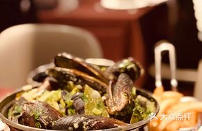 Curry-Flavored Mussels