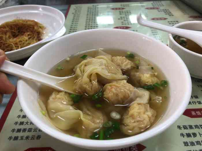 崖口云吞-"一条街上,走过百多米间,就看到有几家的崖.