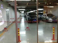 -蓝色港湾停车场