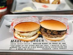 鸡柳蛋三文治（左）、蘑菇芝士（右）-FATBURGER 特富客汉堡(外交公寓店)