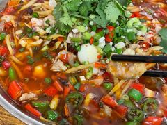 鲜锅兔-盐与味葱葱鲫鱼•自贡菜江湖菜(春熙店)