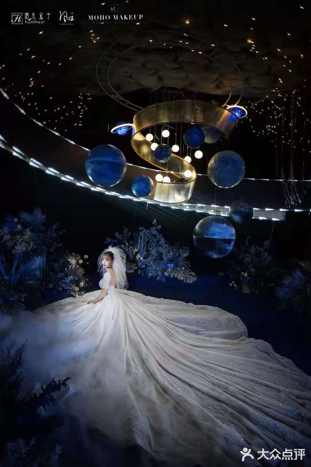 夜光婚纱在暗场婚礼真的绝绝子  
