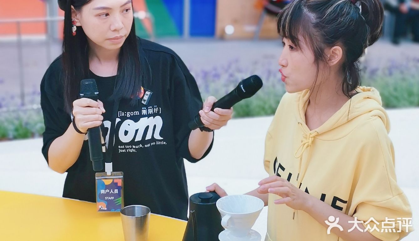 摩天轮下的美妙夜景，让人流连忘返！欢乐港湾商业街开放