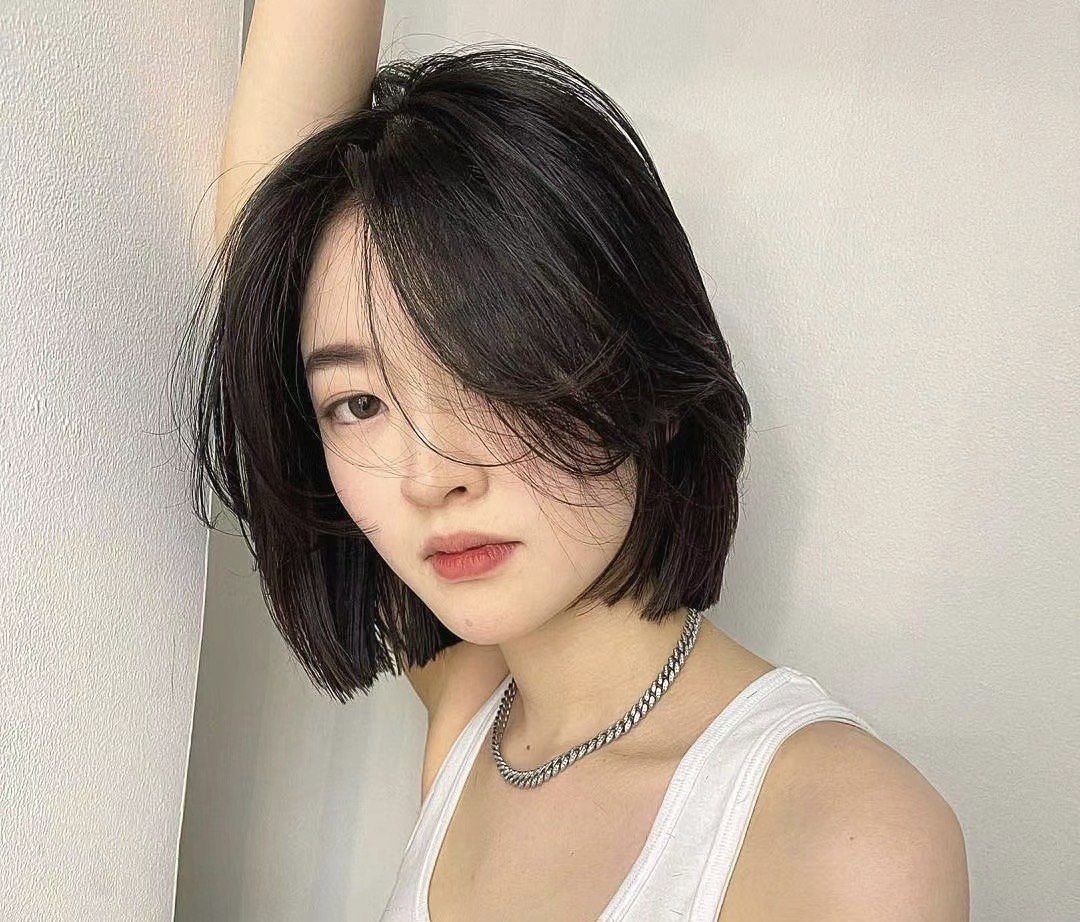 东瀛美发官方账号 高层次短发"是一种流行的发型设计,它结合了短发的
