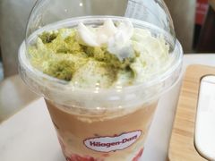 山茶花草莓味冰拿铁-哈根达斯(滨江店)