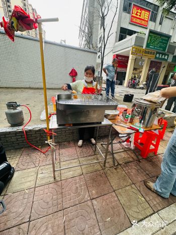 马路边惊现小吃摊，有几个本地大叔过去买，我特地折返回