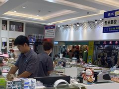 -美式眼镜·授权蔡司.依视路.尼康.豪雅.明月(人民广场店)