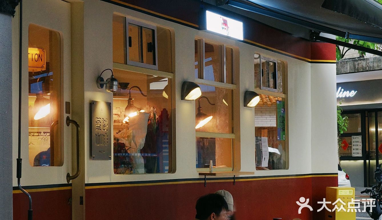 雨天里穿过漫画里行驶而来的蒸汽列车🚂咖啡屋