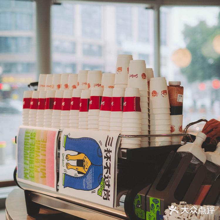 杭州西湖边开了家全玻璃的咖啡馆！