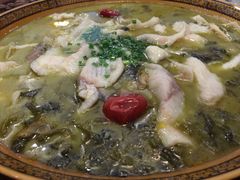 鲜糖酸菜鱼-黄家饺子东北特色菜馆(湖滨商业街店)
