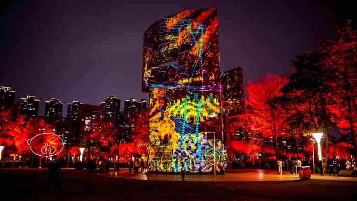 亚洲艺术公园-"交通:在广州坐广佛地铁到季华园站转160.