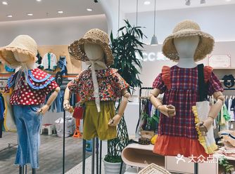 昨天成都天气不算好，宝宝上了幼儿园后衣服顿时觉得不够