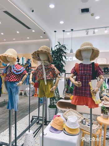 昨天成都天气不算好,宝宝上了幼儿园后衣服顿时觉得不够