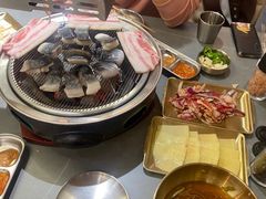 -围炉肉舍•炭烤活鳗•丹东海鲜烤肉(步行街店)