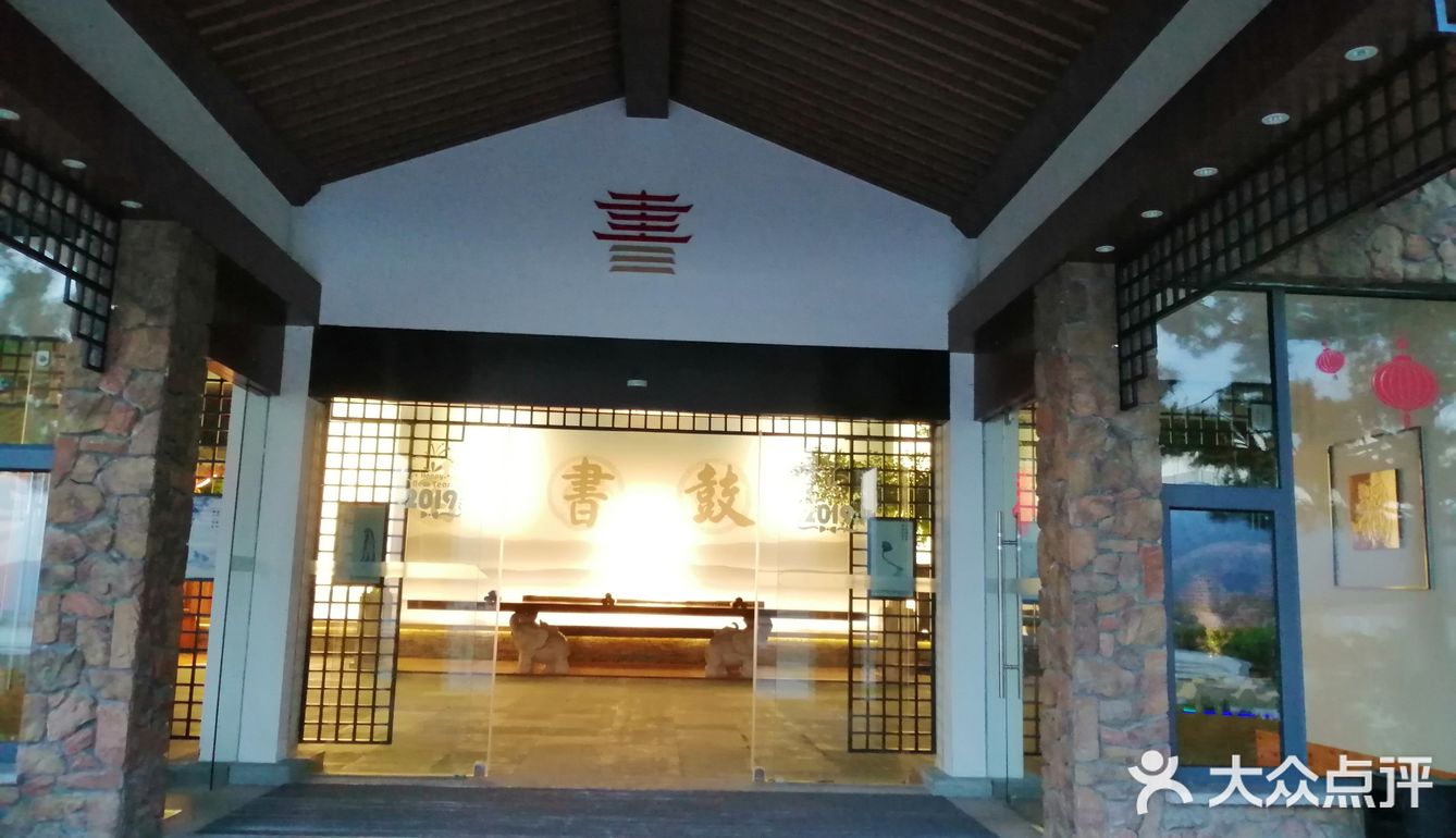 这家是涌泉寺自己办的酒店，住酒店有送涌泉寺门票