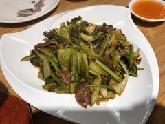 自制酸菜炒牛肉-宏记广东客家菜(丰汇店)