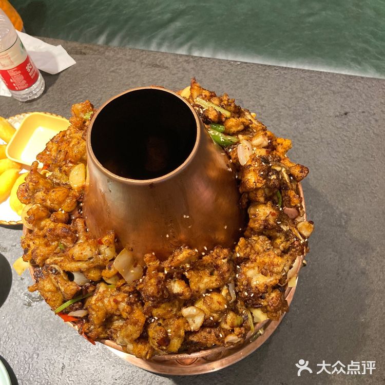 送一个凉菜，上面一层牛蛙