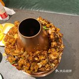 送一个凉菜，上面一层牛蛙
