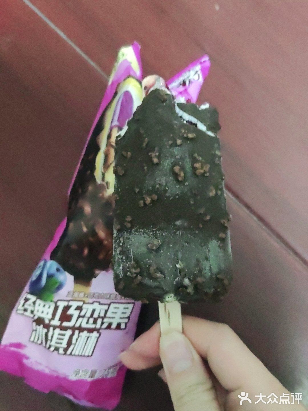 蓝莓酱下面还有一层巧克力碎粒，夹杂在一起