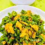 后厨一大排大铁锅，一两分钟就出餐！