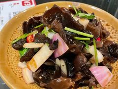 洋葱拌木耳-泓历皇朝酒店(东亭店)