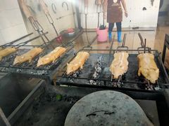 -黄记四更烤乳猪店