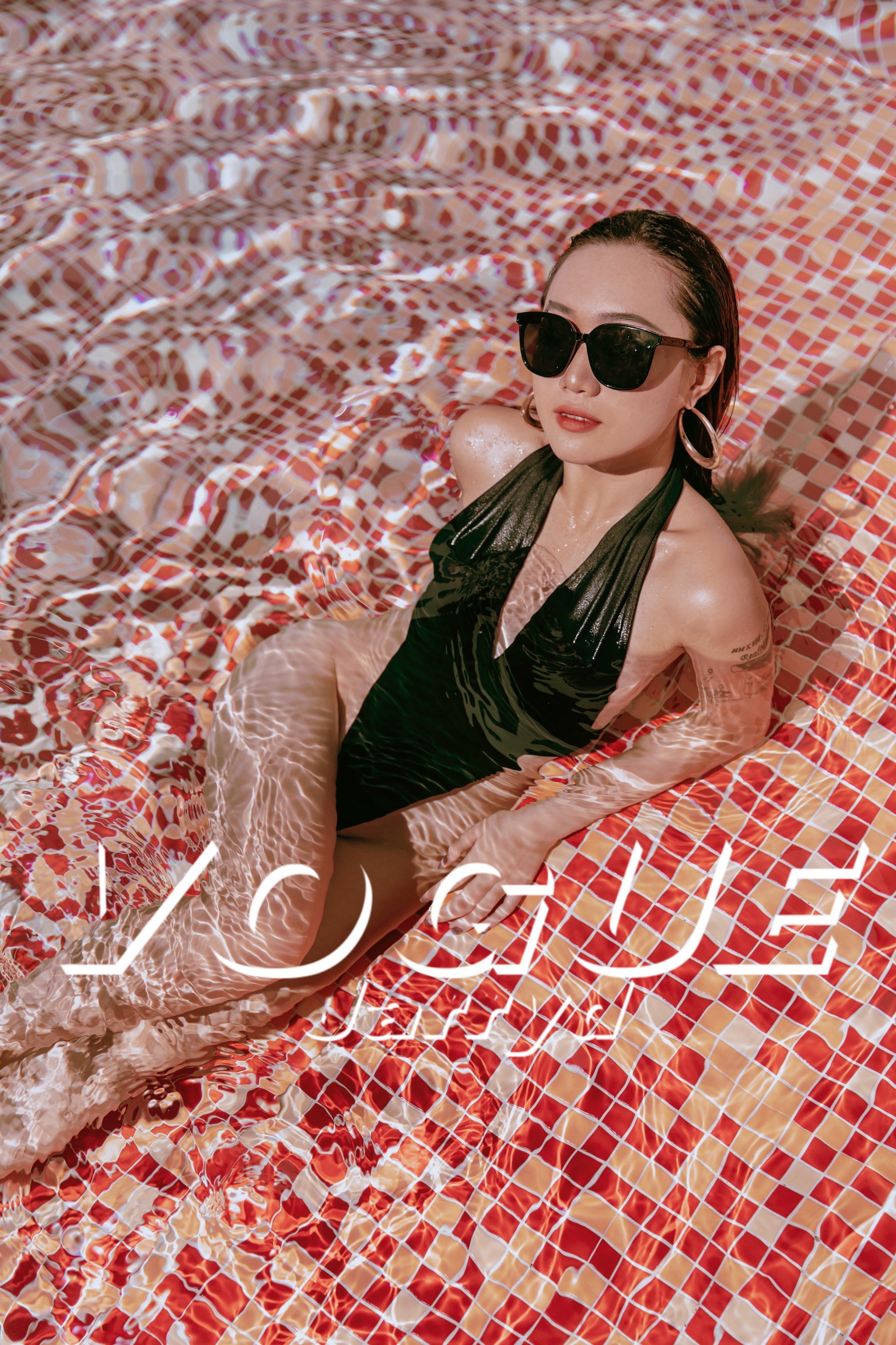 摩洛哥红色泳池比基尼大片,辣到封神