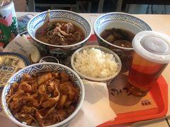 辣白菜猪肉饭沙拉套-吉野家(秀谷店)