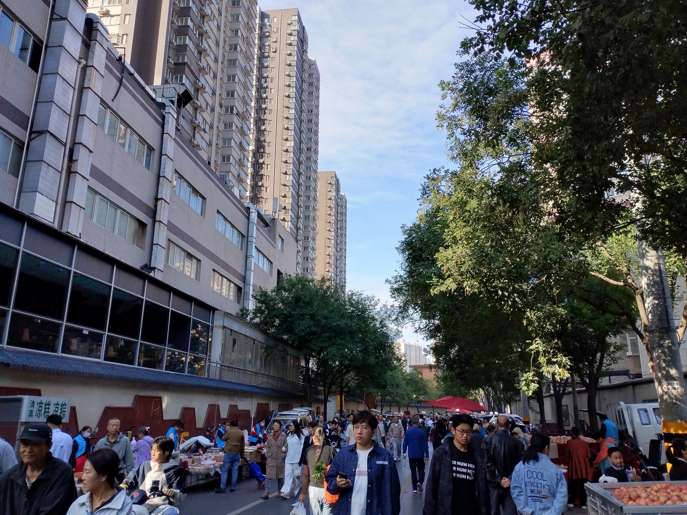 位于西安经九路的便民早市,每天都会展示出一幅温馨的城市生活画卷,让
