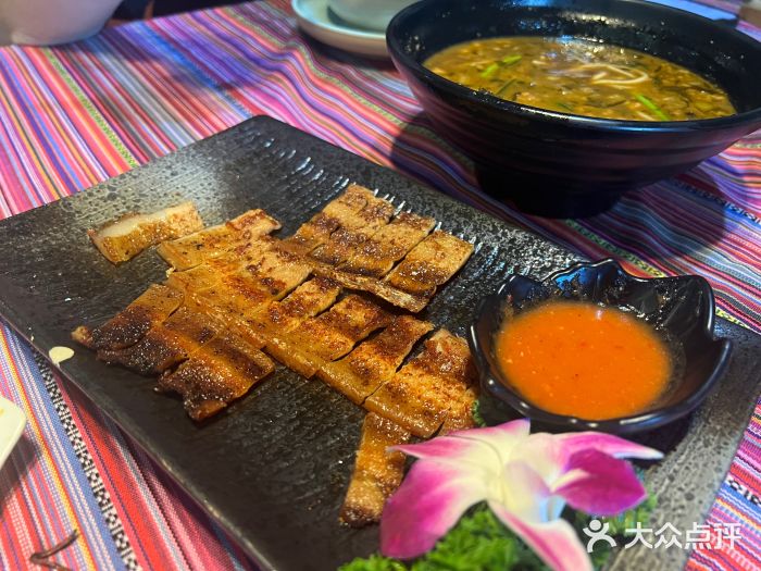 香巴拉云南餐厅(华莱坞店)烧烤五花肉图片