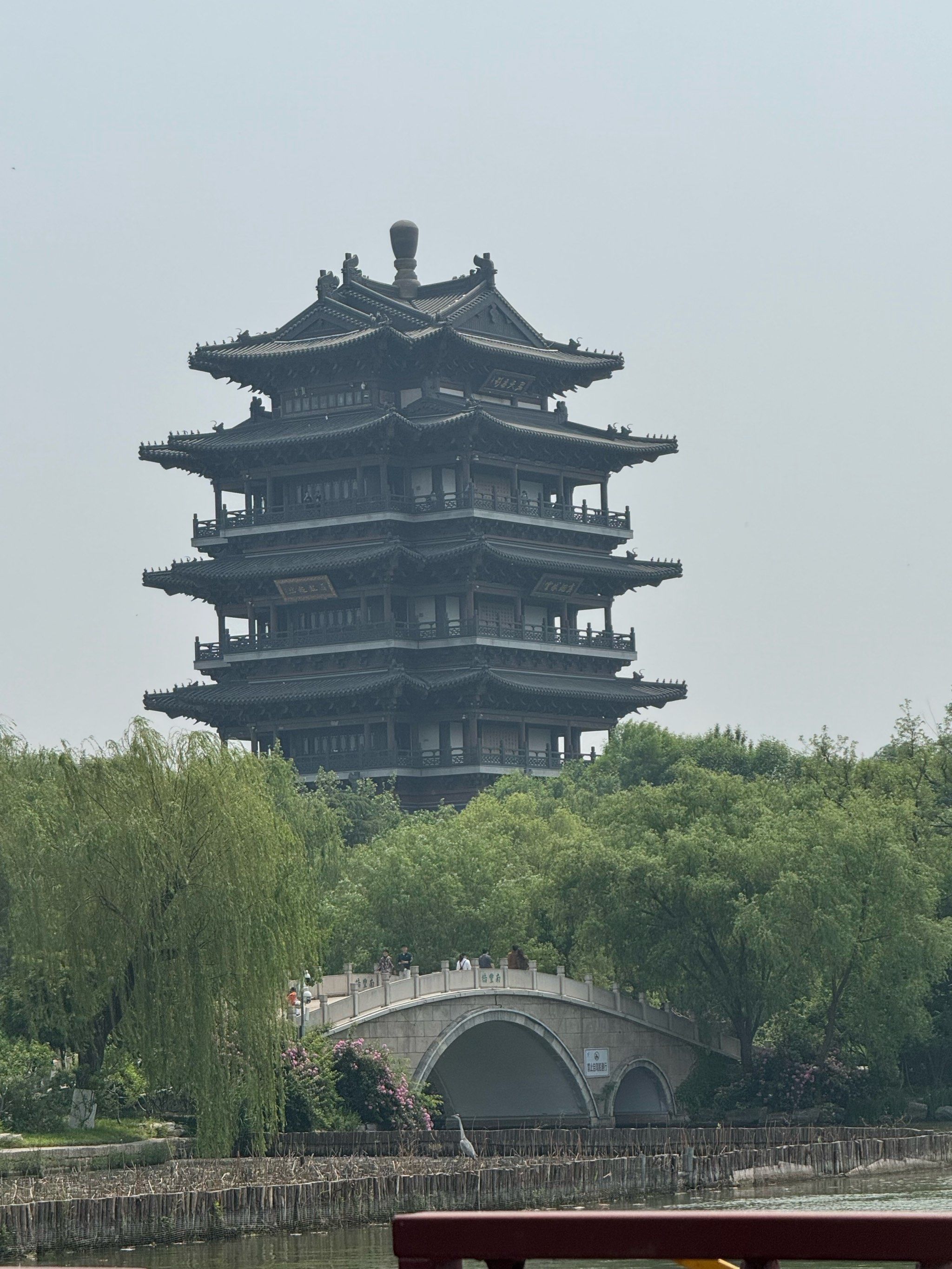 超然楼位于济南市的大明湖里面,去大明湖游玩
