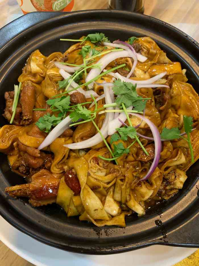 苗氏卷子鸡-"服务好,菜量大,环境实在不太好,但味道还.