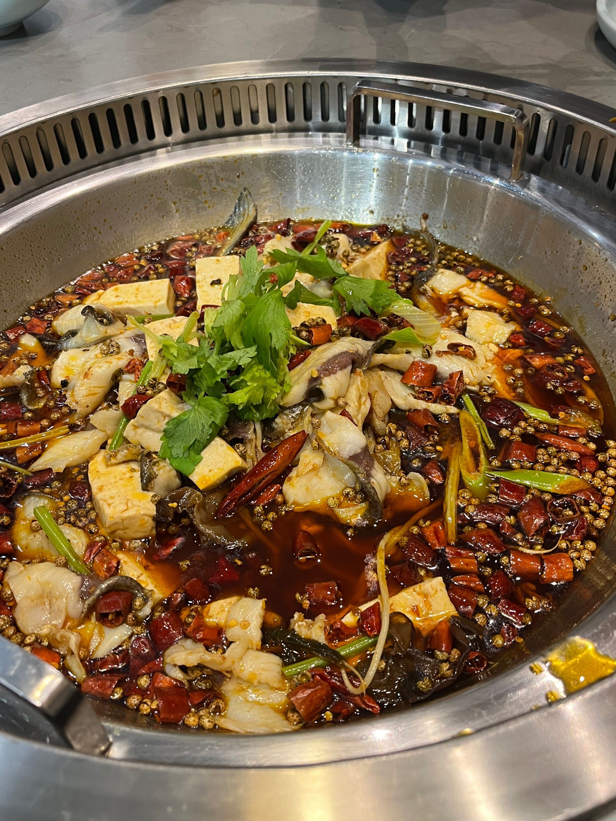 热气腾腾的鱼火锅之夜