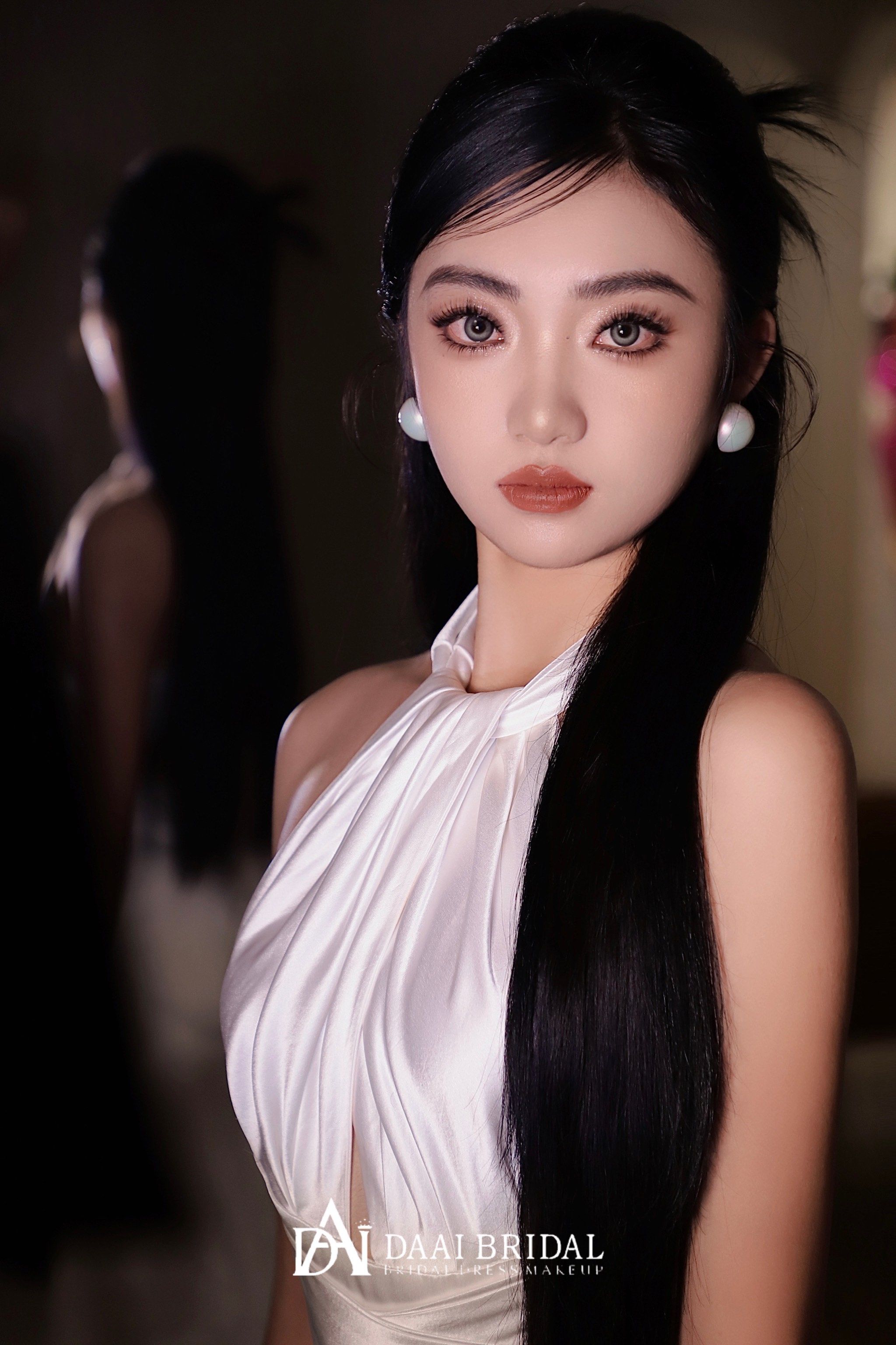 低饱和轻泰妆妆面简洁大气 塑造五官完美立体感