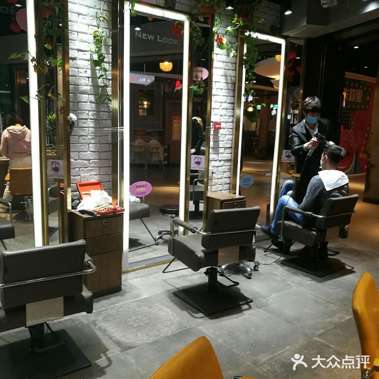 每个工作人员都带了口罩，门口也有信息登记