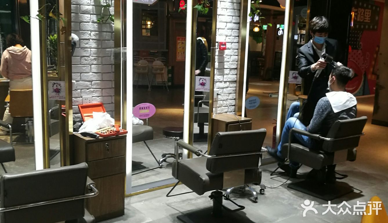 每个工作人员都带了口罩，门口也有信息登记