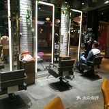 每个工作人员都带了口罩，门口也有信息登记