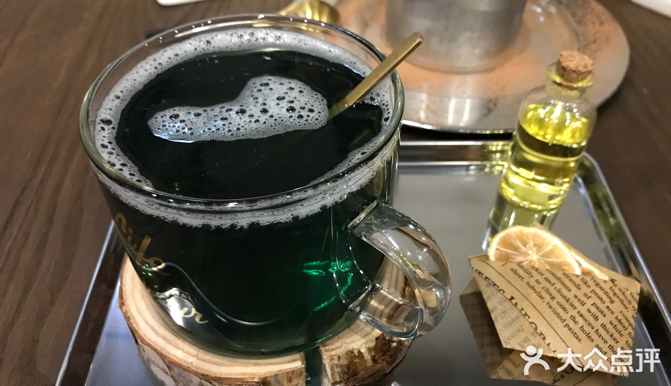 柠檬茶会变色，黑茶味道清新，这里的提拉米苏口感很好