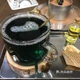 柠檬茶会变色，黑茶味道清新，这里的提拉米苏口感很好