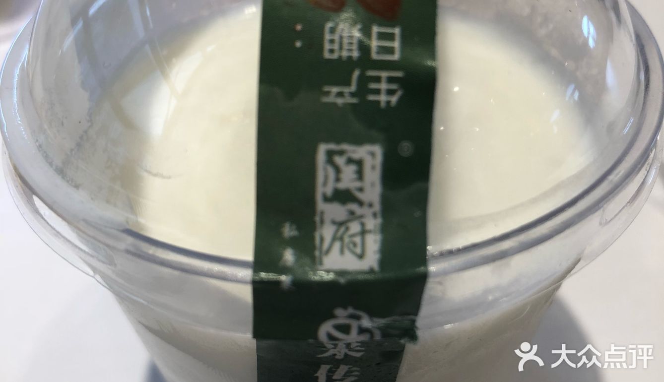 本来是准备去明湖小楼的，无奈人真的是太多了～前面排了