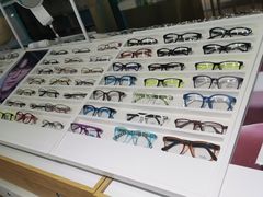 -英伦眼镜蔡司依视路折扣店(通州万达店)