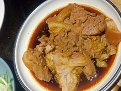 刚出锅酱肘子-娄三少春饼·烤鸭(合生汇购物中心店)
