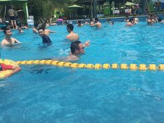 景点进口左边的一个游泳池-苏州乐园森林水世界