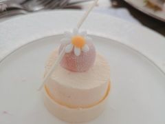 白巧克力荔枝柚子礼帽-JW酒廊 JW Lounge(上海鲁能JW万豪侯爵酒店)