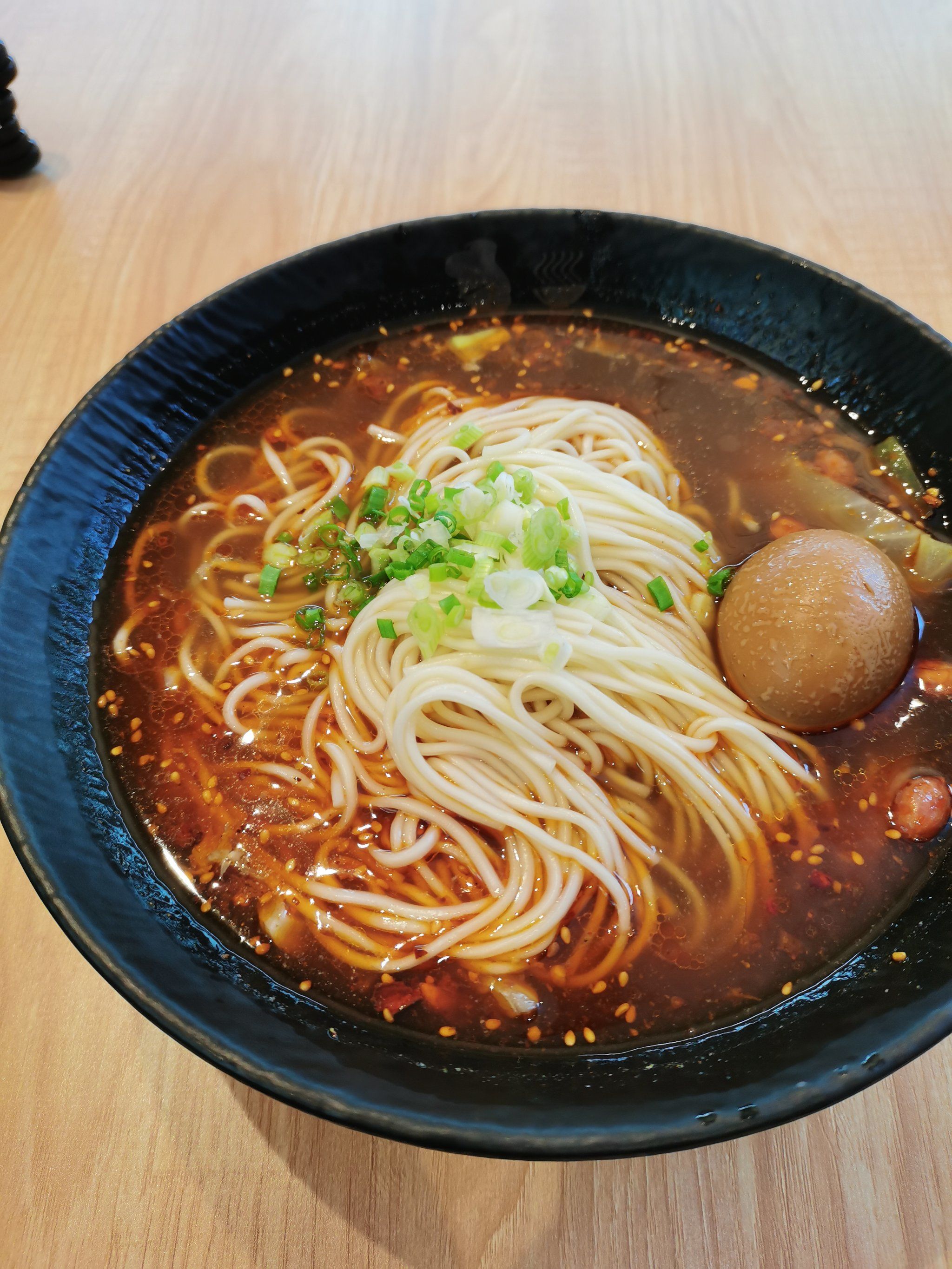 还有一些花生米,相当于一碗红油的清汤面,幸好还有套餐配的卤蛋
就