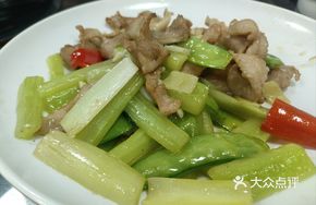 Cilantro Stir-Fried Noodles with Meat