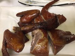 脆皮红烧乳鸽-惠爱餐厅