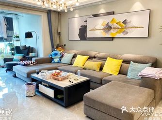 餐厅右边是超宽敞的客厅