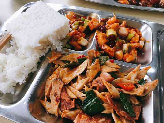 北京联合大学本部食堂-"去办活动吃的,食堂有好几层,买酸辣粉混沌.