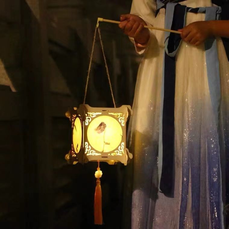 手提花草纸灯 静看节气流转